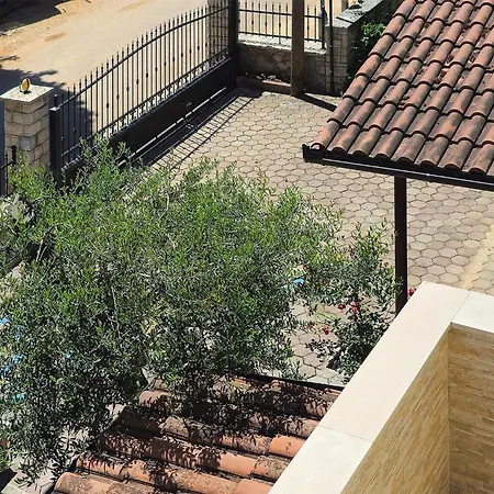 Apartman Awesome In With House Sea View